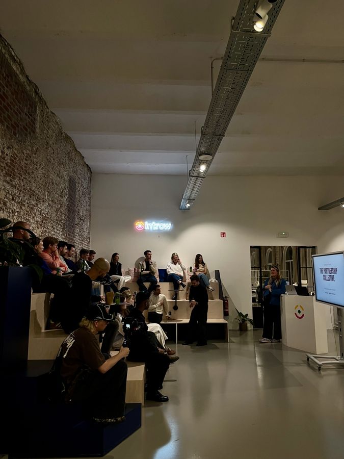 Jolien spreekt op een Partnership Collective-event