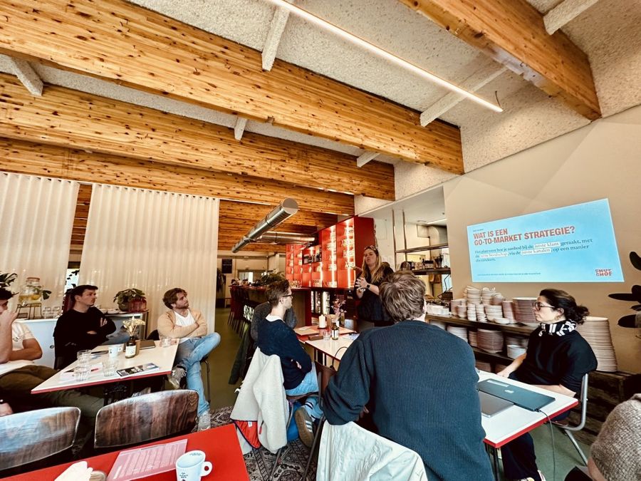 Jolien geeft een go-to-market workshop