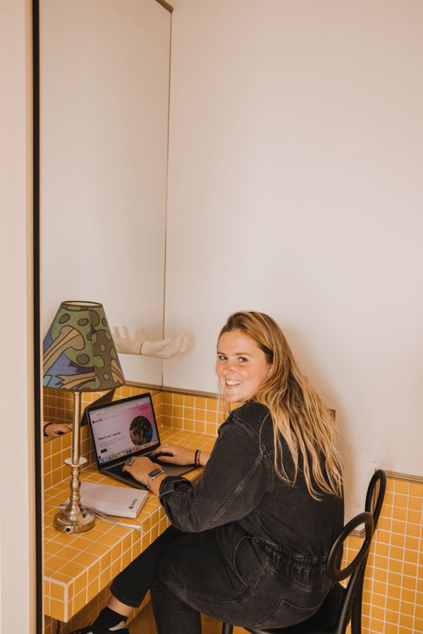 Jolien aan het werk op haar laptop