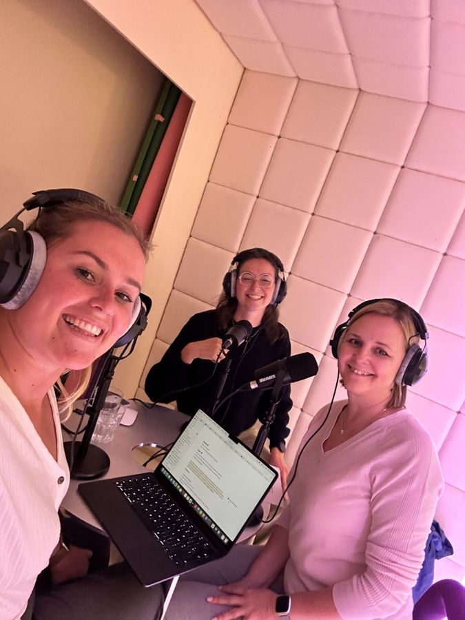 Jolien in een podcastopname